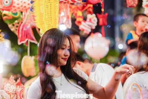 Giới trẻ đổ về Hàng Mã vui chơi Trung thu