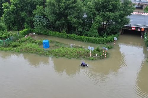Hà Nội tạnh ráo nhiều ngày, đường gom Đại lộ Thăng Long vẫn ngập gần 1m