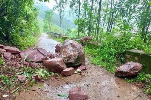 Miền núi Đà Nẵng mưa kéo dài, di dời dân khỏi vùng sạt lở