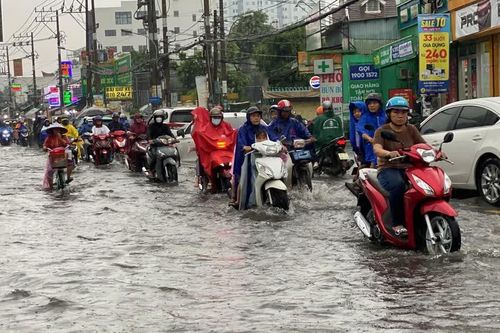 Mưa tầm tã chiều 22/9, nhiều tuyến đường ở TPHCM biến thành sông