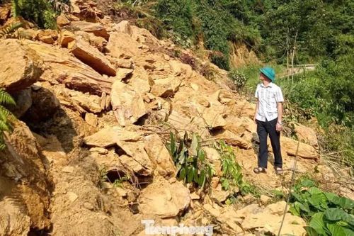 Hơn 10.000m3 đất đá vùi lấp đường vào ngôi làng