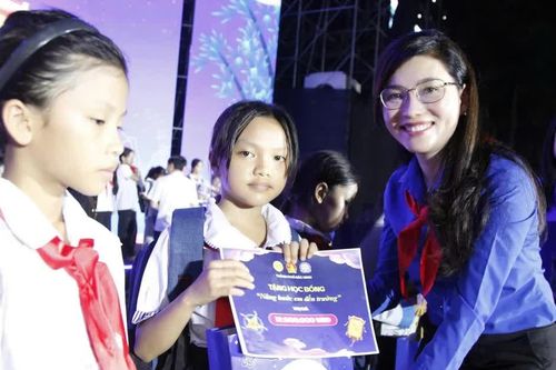Bí thư Trung ương Đoàn Hồ Hồng Nguyên dự Trung thu ở Bắc Ninh