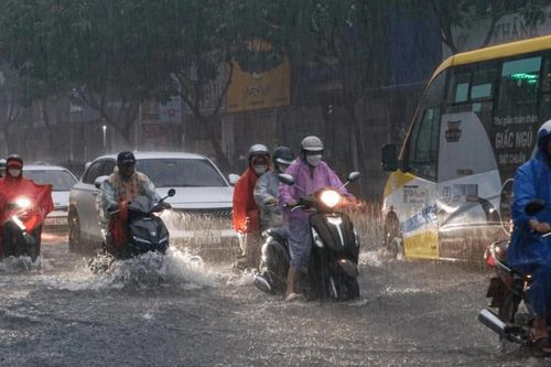 Mưa lớn từ Huế đến Nam Bộ, cảnh báo lốc xoáy trên biển