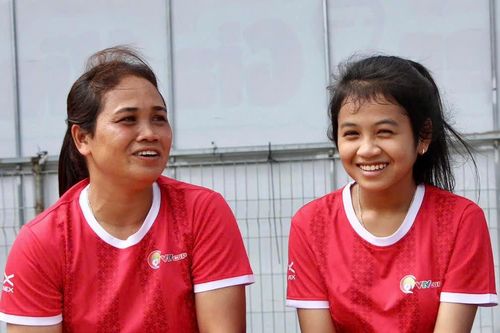 Hai mẹ con khoác áo cầu thủ, góp sức đưa đội tuyển giành ngôi á quân