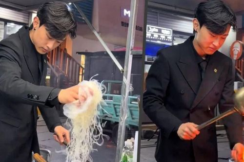 Mặc vest chiên cơm ở chợ đêm, chàng trai Trung Quốc 19 tuổi kiếm tiền 'khủng'