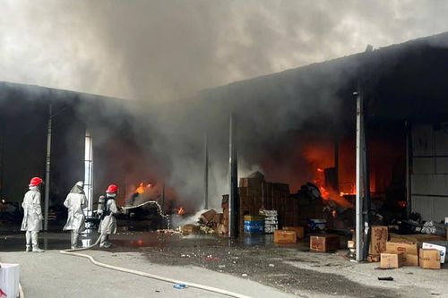 Cháy kho hàng gần chân cầu Vĩnh Tuy, hàng chục người bê đồ di tản