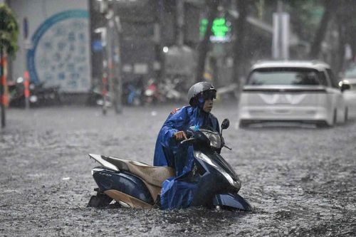 Mưa lớn kéo dài từ Huế đến Cà Mau, rồi lại dịch ra phía Bắc