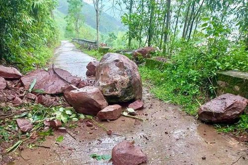 Mưa lớn ở Đà Nẵng khiến đá tảng lăn xuống đường, taluy chân đèo Liêu sạt lở