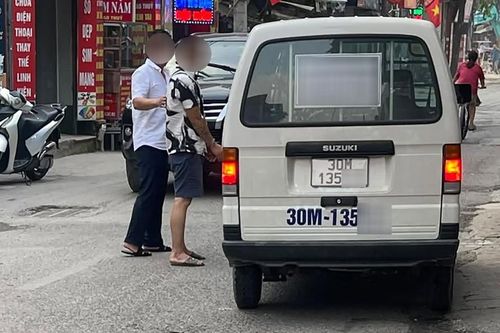Đập vỡ hai gương ô tô, người đàn ông bị tạm giữ sau vài giờ