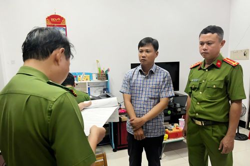 Bắt 3 người ở Vĩnh Long bị cáo buộc nhận hối lộ, làm giả hồ sơ