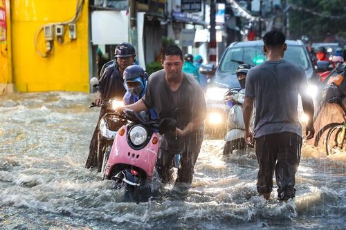 Mưa lớn xối xả, đường phố TPHCM thành 'thác nước', người dân chật vật về nhà