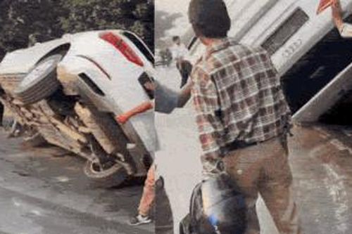 Audi lật 'ngửa bụng' sau cú va chạm mạnh với xe Toyota