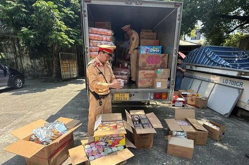 Phát hiện xe tải chở hơn 3.000 gói thực phẩm không rõ nguồn gốc