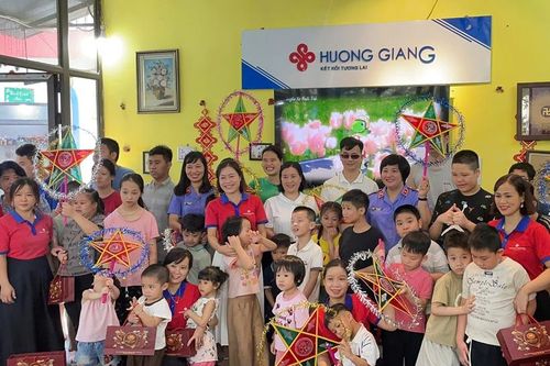 Vụ 12 - VKSND tối cao thăm, tặng quà Tết Trung thu tại Lào Cai
