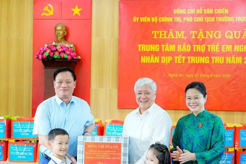 Phó Chủ tịch Thường trực Quốc hội Đỗ Văn Chiến thăm, tặng quà Trung thu tại Trung tâm Bảo trợ trẻ em Nghệ An
