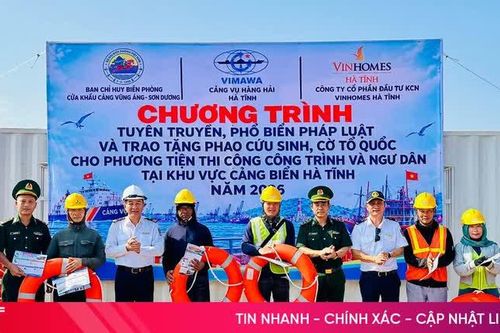 Trao phao cứu sinh, cờ Tổ quốc cho ngư dân Hà Tĩnh