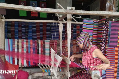 Sắc màu thổ cẩm của dân tộc Thái - từ nghề truyền thống đến sản phẩm du lịch