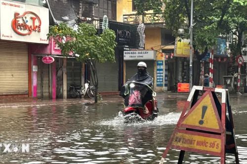 Hà Nội phân luồng giao thông, cấm phương tiện qua hai điểm ngập sâu