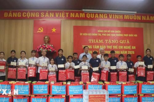 Phó Chủ tịch Quốc hội trao quà Trung thu tặng trẻ em có hoàn cảnh đặc biệt tại Nghệ An