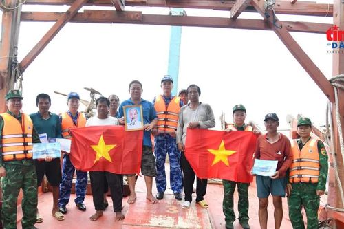 Cảnh sát biển kết hợp huấn luyện trên biển, thực hiện công tác dân vận