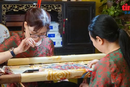 Khám phá sắc màu thủ công đương đại giữa lòng phố đi bộ Hà Nội