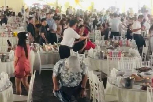 Đám cưới đặc biệt: Nước ngập nửa mét, gần 800 khách vẫn đội mưa đến dự