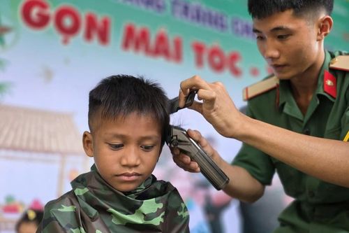 Mùa Trung thu, bộ đội mở 'tiệm' cắt tóc cho trẻ em miền núi Tây Giang