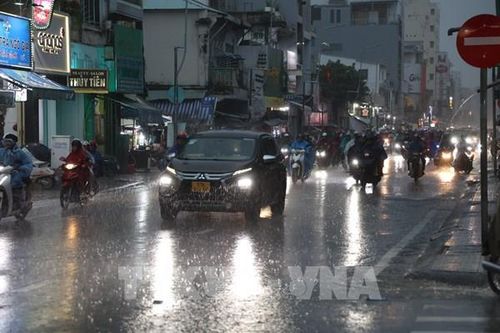 Mưa lớn đúng giờ tan tầm, giao thông TP. Hồ Chí Minh ùn ứ
