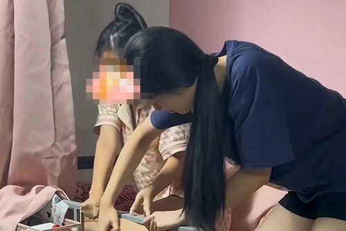 Nữ sinh gặp sự cố khó đỡ trong ký túc xá, hai cô bạn nghĩ mãi mới tìm ra cách giải cứu