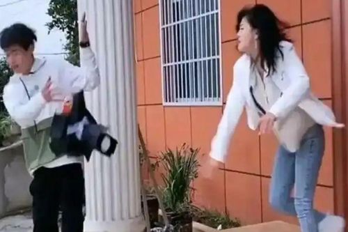 Chàng trai mang hoa đến tận nhà sau buổi xem mắt, phản ứng cô gái khiến ai cũng bất ngờ