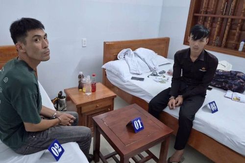 Hành vi đáng xấu hổ của 2 gã đàn ông trong căn phòng khép kín bị phanh phui