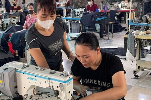 Từ chiếc máy may mượn đến xưởng may ở quê