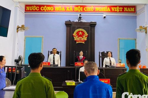 4 năm 6 tháng tù cho hành vi dùng vũ lực chiếm đoạt tài sản