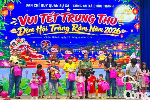 Ấm áp Đêm hội trăng rằm cho con em lực lượng vũ trang