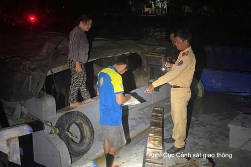 Tạm giữ 4 tàu chở 80m3 khoáng sản không rõ nguồn gốc xuất xứ