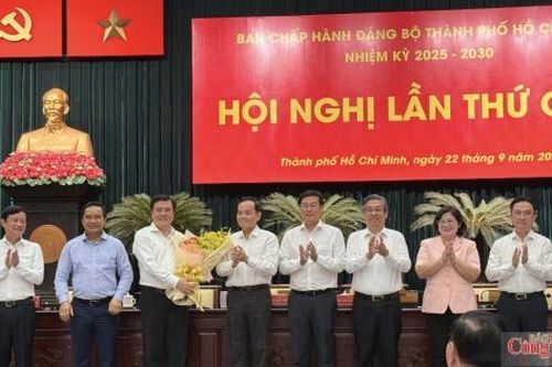 Ban Chấp hành Đảng bộ TP. Hồ Chí Minh chúc mừng tân Phó Bí thư Thành ủy Nguyễn Sinh Nhật Tân