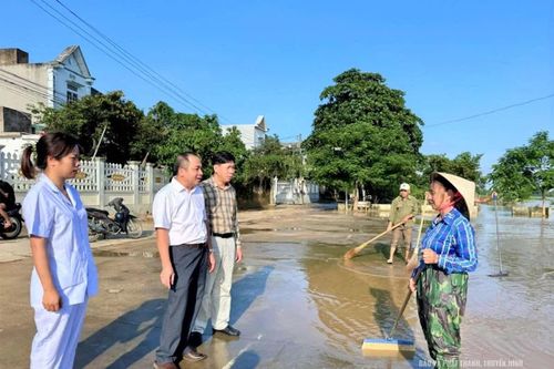 Khẩn trương xử lý môi trường, phòng chống dịch bệnh sau mưa lũ