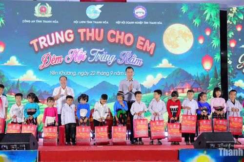 Rộn ràng “Trung thu cho em - Đêm hội trăng rằm” tại xã biên giới Yên Khương