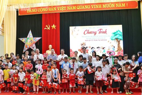“Đêm hội Trăng rằm - Thắp sáng ước mơ” cho trẻ em Lưu Vệ có hoàn cảnh khó khăn