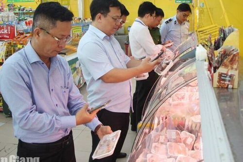 An Giang kiểm tra an toàn thực phẩm, phát hiện hàng quá hạn