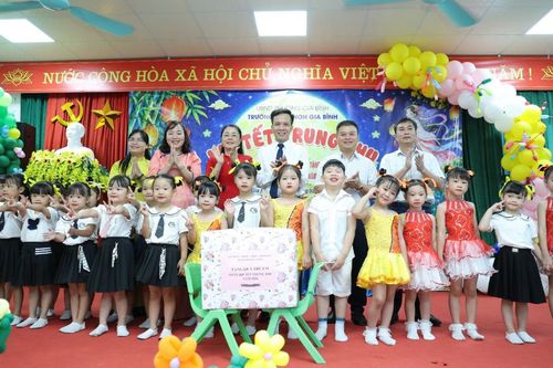 Giám đốc Công an thành phố Bắc Ninh thăm, tặng quà thiếu nhi Trường Mầm non Gia Bình
