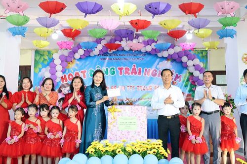 Chủ nhiệm Ủy ban Kiểm tra Thành ủy Bắc Ninh tặng quà Trung thu tại Trường Mầm non Cao Đức