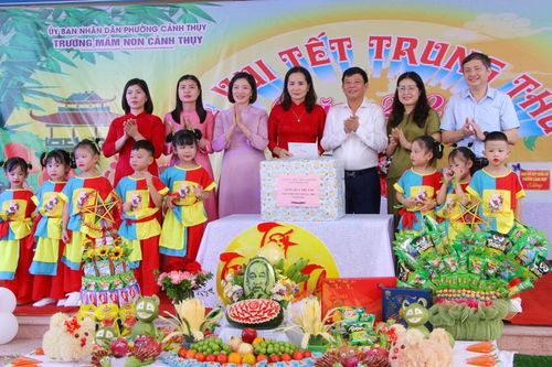 Phó Chủ tịch UBND thành phố Ngô Tân Phượng tặng quà Trung thu tại Trường Mầm non Cảnh Thụy