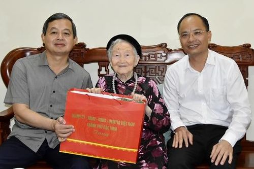 Chủ tịch UBND thành phố Bắc Ninh Phạm Hoàng Sơn thăm, tặng quà người cao tuổi và trẻ em