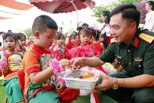 Chính ủy Bộ Chỉ huy Quân sự thành phố tặng quà trẻ em tại phường Phượng Sơn