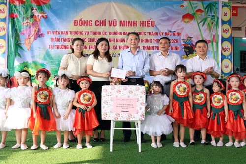 Trưởng Ban Tổ chức Thành ủy Bắc Ninh Vũ Minh Hiếu tặng quà thiếu nhi Trường Mầm non Trường Sơn