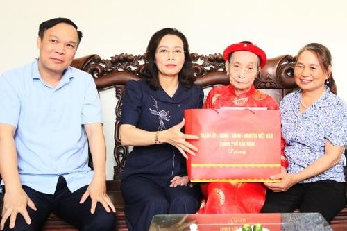 Phó Bí thư Thường trực Thành ủy Nguyễn Thị Hương thăm, tặng quà người cao tuổi và Trung tâm giáo dục hòa nhập Bắc Ninh
