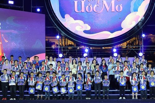 Bắc Ninh: Rộn ràng đêm hội 'Lồng đèn thắp sáng ước mơ'
