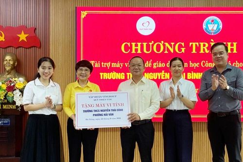 Trao tặng 70 máy vi tính cho học sinh phường Liên Chiểu và phường Hải Vân