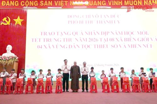 [Video] Trao 10 ngàn phần quà cho học sinh các xã biên giới
